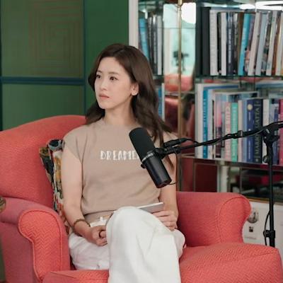 章泽天入局播客:有故事的女同学,为何只能展示岁月静好的模样？