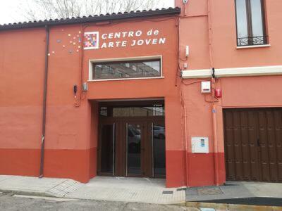 Cara a cara municipal sobre alternativas de Aranda para la juventud con Cristina Valderas (PP) y Carlos Medina (IU) concejal de Juventud en el Ayuntamiento de Aranda Cara a cara municipal sobre alternativas de Aranda para la juventud con Cristina Valderas (PP) y Carlos Medina (IU) concejal de Juventud en el Ayuntamiento de Aranda