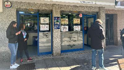 Cornellà reparteix una sèrie del primer premi del Nen, el 6.703 Cornellà reparteix una sèrie del primer premi del Nen, el 6.703