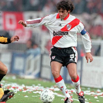 Enzo Francescoli debutó hace 37 años con River Plate