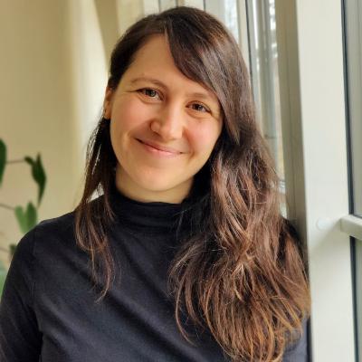 Episode 25. Asli Kücükyildiz. En samtale om stramt tungebånd, PCOS, p-piller, fertilitet, menstruation med mere.