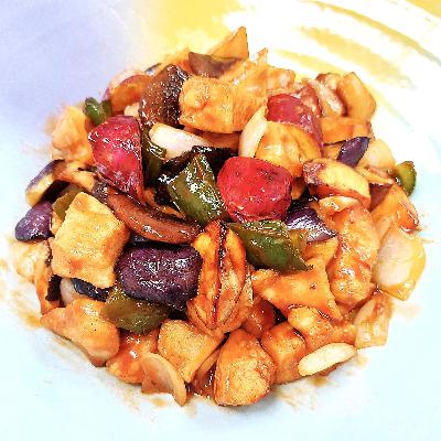 🍠🥦『 鶏胸肉と野菜の甘酢あん 』🍗🥕  　揚げた野菜と鶏胸肉を甘酢あんで絡めた、ごはんが進む一品です✨