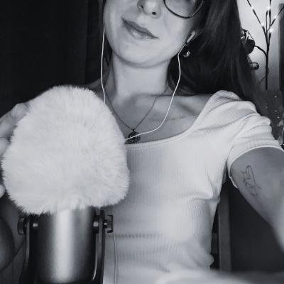 ASMR Black & White – Whispering in the Rain (CZ)