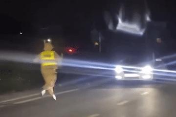 Bản tin trưa 3/11: Tài xế ô tô &apos;né&apos; kiểm tra nồng độ cồn, lùi xe xuống ruộng