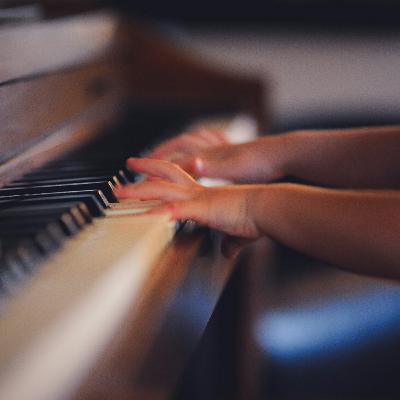 Le piccole mani che hanno scritto una grande storia Le piccole mani che hanno scritto una grande storia