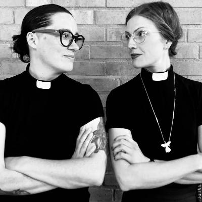 Präster med gäster tittar på tv- Smärtpunkten. Gäst: Helena von Zweigbergk