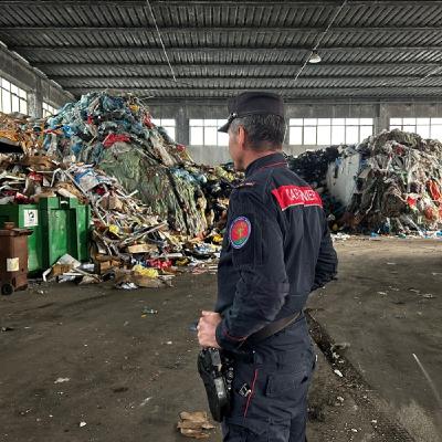 Gestione illecita di rifiuti: sequestrato un capannone. Denunciato il titolare Gestione illecita di rifiuti: sequestrato un capannone. Denunciato il titolare