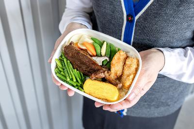 Loanwords in Tâi-gí: bento, microphone, and bunker Loanwords in Tâi-gí: bento, microphone, and bunker