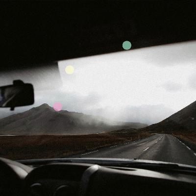 開けた道を走る車内の音