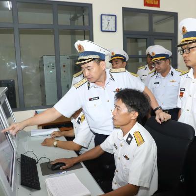 Tiêu điểm - Những người lính Ra - đa vùng 5 Hải quân: Canh trời, giữ biển, hỗ trợ ngư dân vươn khơi