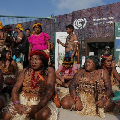 Im Land Brasilien - Indigene versperren Eingang zur Welt-Klima-Konferenz