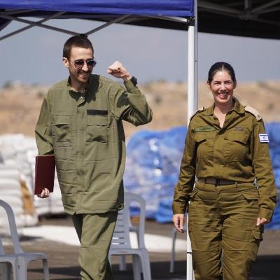 Hamás propustil poslední živé rukojmí ze 7. října, Izrael vězněné Palestince