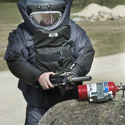 Vad gör bombskyddet och hur arbetar en bombtekniker?