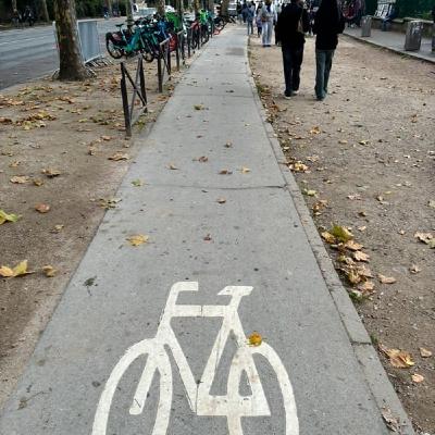 自転車を降りて。