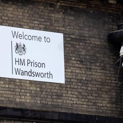 Manhunt in UK after two prisoners mistakenly released