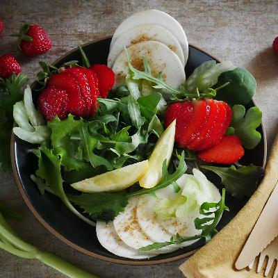 Insalata di Fragole, Sedano, Rape bianche e Gomasio Insalata di Fragole, Sedano, Rape bianche e Gomasio