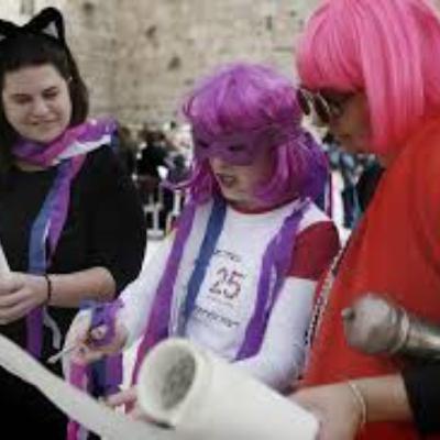 על החזותיות המלכותית ועל חגיגת המלבושים שבמגילה. ובסוד ההיטמעות הזהותית כאתוס של תשועה והתמודדות במציאות הגלותית. מאמר א'