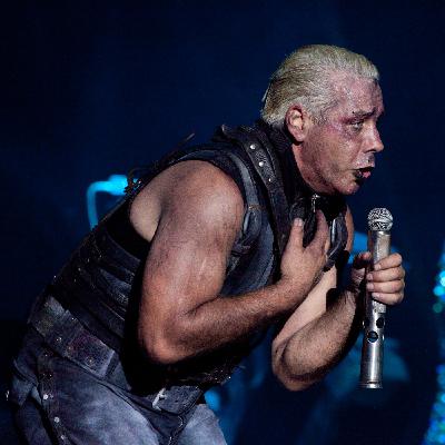 Тилль Линдеманн из Rammstein требует заменить Деда Мороза на Бабу Мороз
