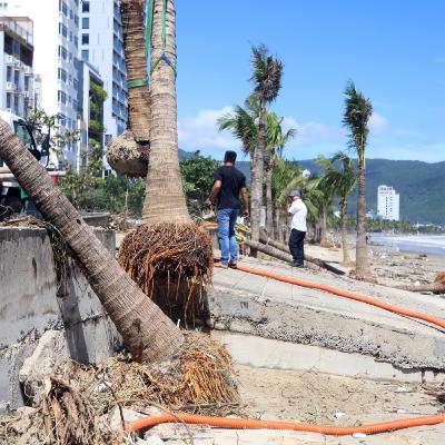 Tin trong nước - Sóng mạnh phá hỏng hàng quán, cát phủ kín đường ven biển Đà Nẵng Tin trong nước - Sóng mạnh phá hỏng hàng quán, cát phủ kín đường ven biển Đà Nẵng