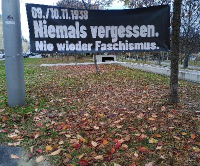 [O-Ton] Gedenken an Novemberpogrome am Platz der Opfer der Deportation (ehem. Wien Aspangbahnhof) am 9. November 2025