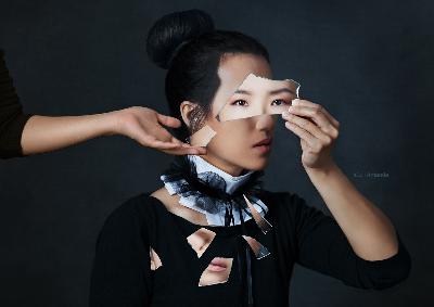 Conceptual Self Portrait Photography with a broken mirror – “Reveal” Conceptual Self Portrait Photography with a broken mirror – “Reveal”