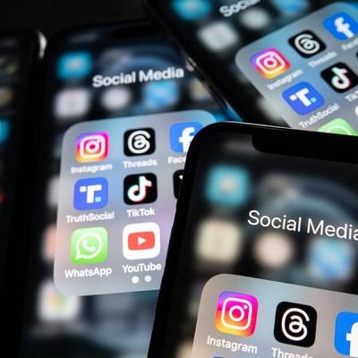 Smart phones, social media and AI Smart phones, social media and AI