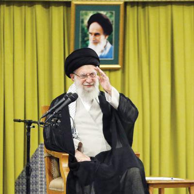 إيران تحذر من أنها سترد إذا شنت الولايات المتحدة هجمات، بينما يتحدى المتظاهرون حملة القمع.
