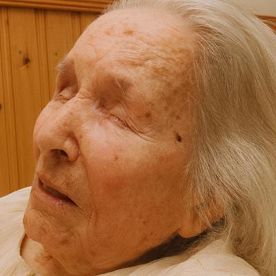 BABA VANGA, au-delà des prophéties virales de l'icône bulgare : la vraie femme derrière la légende BABA VANGA, au-delà des prophéties virales de l'icône bulgare : la vraie femme derrière la légende