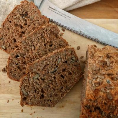 Dinkel-Vollkorn-Brot mit Sonnenblumen- und Kürbiskernen Dinkel-Vollkorn-Brot mit Sonnenblumen- und Kürbiskernen