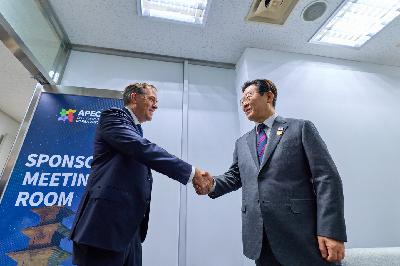 Seven global firms to invest $9B into Korea's key industries Seven global firms to invest $9B into Korea's key industries