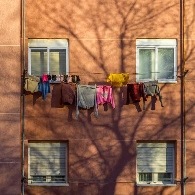 Por qué es un error tender la ropa por las noches estas semanas: "Es como si le tiraras una botella de un litro por encima" Por qué es un error tender la ropa por las noches estas semanas: "Es como si le tiraras una botella de un litro por encima"