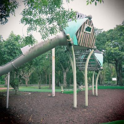 金屬溜滑梯裡・雨與童年的聲音