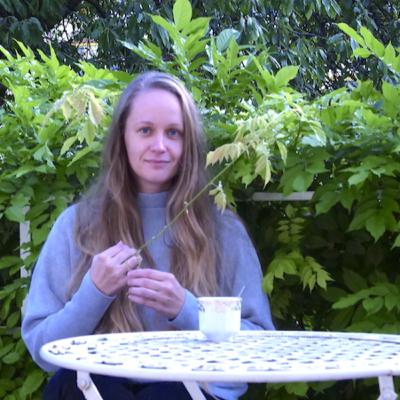 LENKA FALUŠIOVÁ: PROPLETENÉ VĚTVE STROMŮ SYMBOLIZUJÍ KOMPLIKOVANOST LIDSKÉHO MOZKU