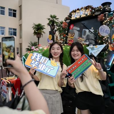 農業用トラクターなどをデコレーション！華中農業大学の卒業パレード