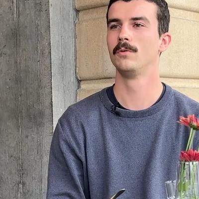 RADIO STOTTER: Maarten 23 jaar stottert en kreeg 11.000 likes op VRT NWS instagram. RADIO STOTTER: Maarten 23 jaar stottert en kreeg 11.000 likes op VRT NWS instagram.