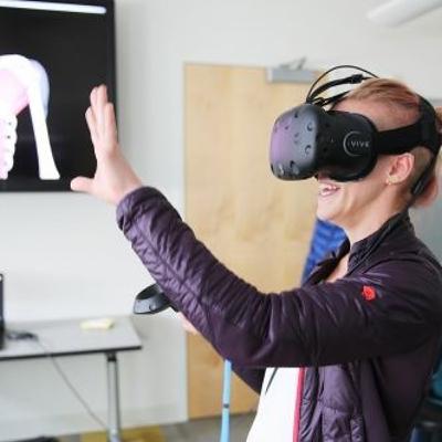 Anatomy students use virtual reality to get a different view of the human body