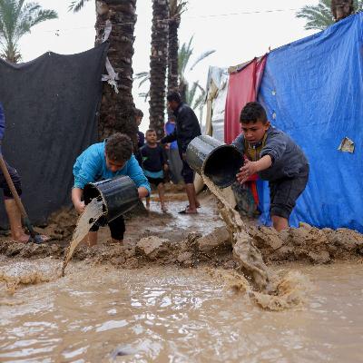 Displaced Palestinian families suffer as heavy rains flood Gaza tent camps Displaced Palestinian families suffer as heavy rains flood Gaza tent camps