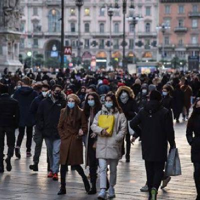 Escucha mucha gente hablando Escucha mucha gente hablando