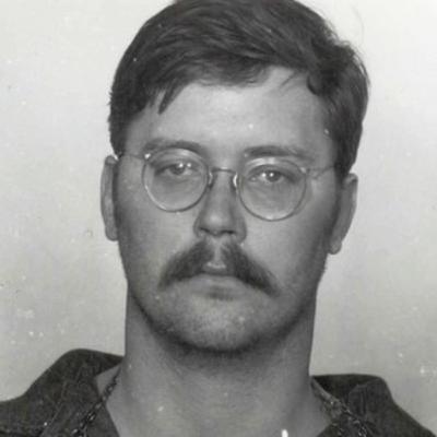 פשע בתשע עונה 2 פרק 7 - אדמונד קמפר 'הענק הנחמד' (פרק אחרון לעונה) פשע בתשע עונה 2 פרק 7 - אדמונד קמפר 'הענק הנחמד' (פרק אחרון לעונה)