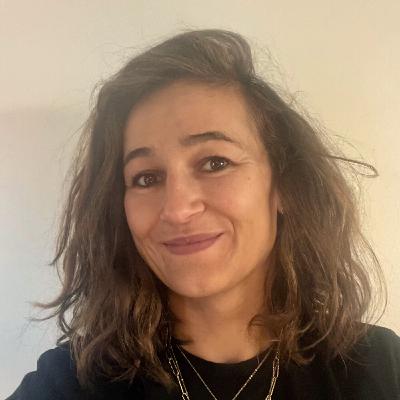 2/2 Elle a créé un café pour soigner les patients!
