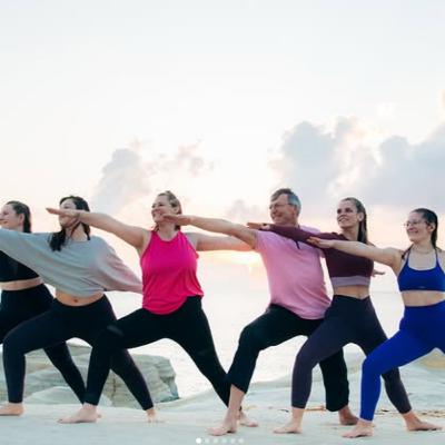 Yoga im Flow – Die Kunst der geschmeidigen Übergänge Yoga im Flow – Die Kunst der geschmeidigen Übergänge