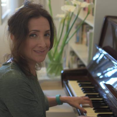 ניגון פתוח- על שירים ומיינדפולנס עם נוגה גבע ניגון פתוח- על שירים ומיינדפולנס עם נוגה גבע