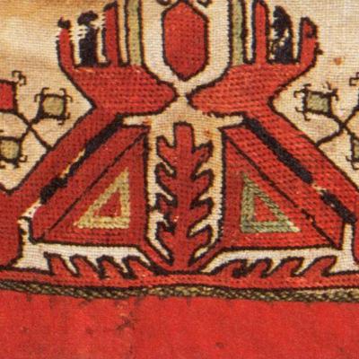 Полина Осипова. Еловая веточка, напоминающая отпечаток шины трактора, на старинном чувашском масмаке Полина Осипова. Еловая веточка, напоминающая отпечаток шины трактора, на старинном чувашском масмаке