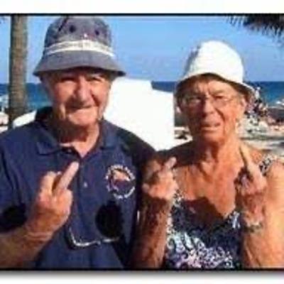Old ppl suck 🖕 Old ppl suck 🖕