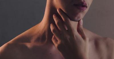 Gola che gratta: semplice fastidio o primo allarme del mal di gola?