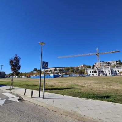 Rafael Martínez, alcalde de San Martín de la Vega, repasa la próxima construcción de vivienda pública para alquiler