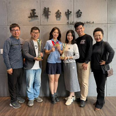 EP324—【教育文化】16歲站上世界之巔!世界舞后王儀珊雙金傳奇首度揭密 ft.王儀珊同學、媽媽朱世琦、教練夫妻檔趙群倫&高嘉璘 EP324—【教育文化】16歲站上世界之巔!世界舞后王儀珊雙金傳奇首度揭密 ft.王儀珊同學、媽媽朱世琦、教練夫妻檔趙群倫&高嘉璘