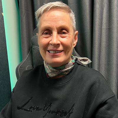 #136 – Það gerist all mannlegt um borð í flugvél og farþegarnir ekki alltaf á leið í skemmtiferð – þakklát fyrir draumastarfið sem flugfreyja í nær hálfa öld - Björg Jónasdóttir #136 – Það gerist all mannlegt um borð í flugvél og farþegarnir ekki alltaf á leið í skemmtiferð – þakklát fyrir draumastarfið sem flugfreyja í nær hálfa öld - Björg Jónasdóttir