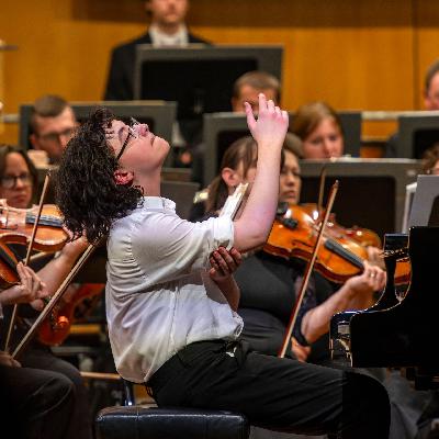 Porträt: Der 16-jährige georgische Pianist und Komponist Tsotne Zedginidze Porträt: Der 16-jährige georgische Pianist und Komponist Tsotne Zedginidze