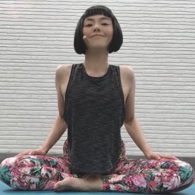 背中の張りや痛みを取り除く！【ガチガチ背中をほぐすヨガ】